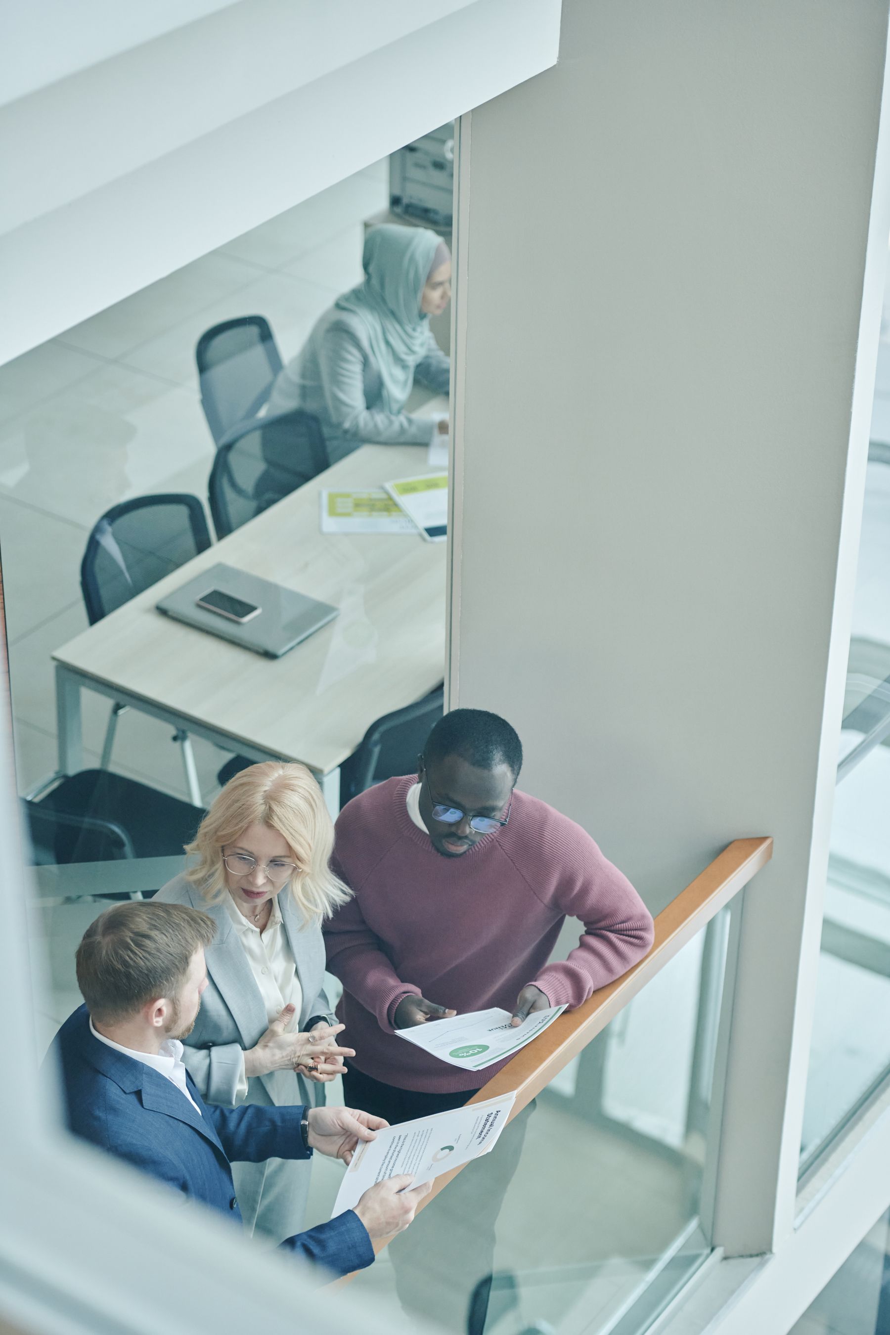 Equipo conversando sobre una estrategia empresarial