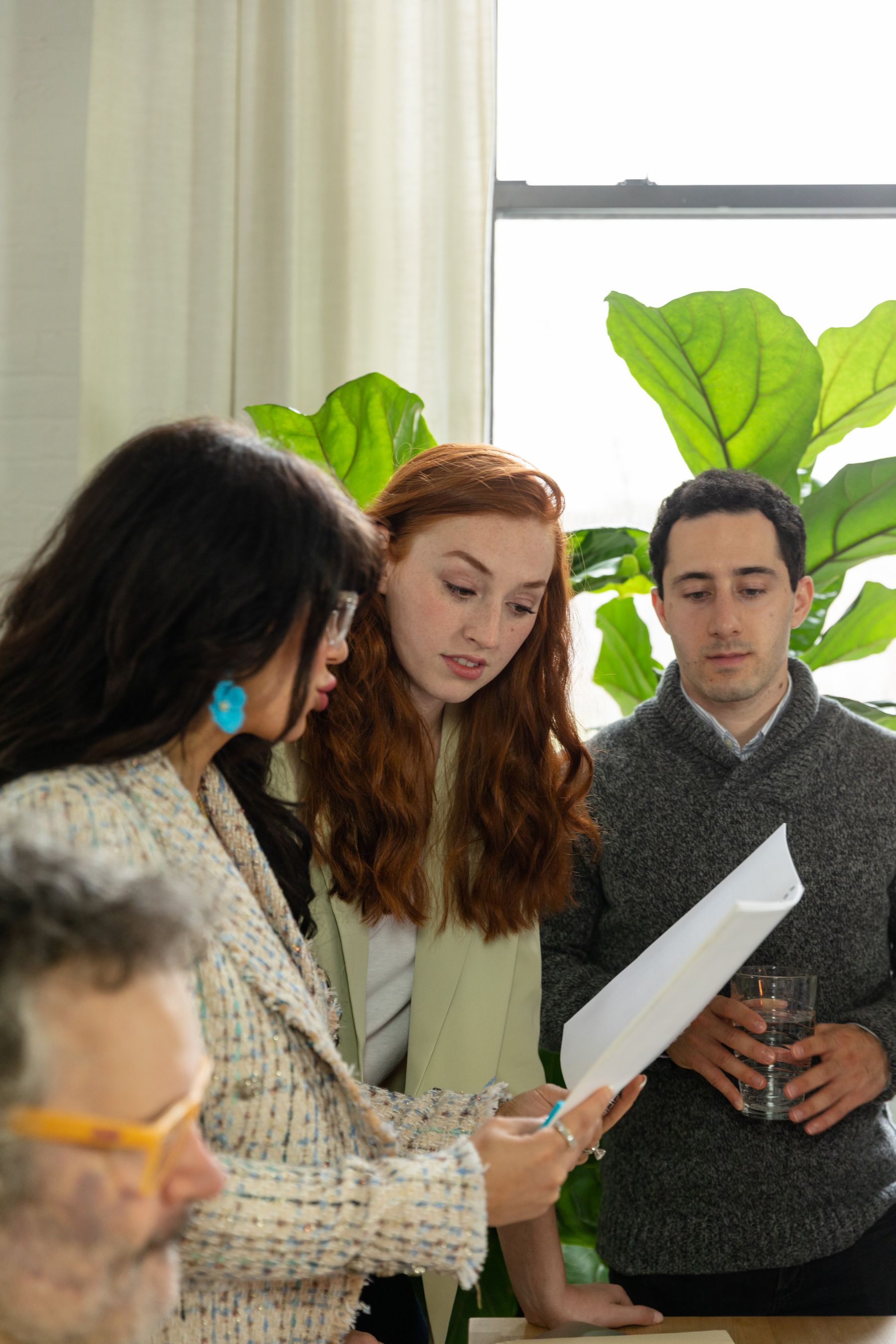 Equipo revisando un expediente empresarial